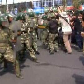 Colère des Ouïghours en Chine - En Chine, malgré les forces de l'ordre, au moins 200 ouïghours sont descendus dans la rue pour demander des comptes au gouvernement après la répression sanglante, ce week-end.