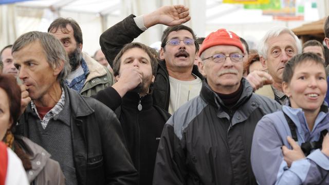 Doris Leuthard a été accueillie avec des sifflets et des jets de bottes dans le Jura.