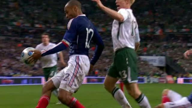 Football / France-Irlande : la main de Thierry Henry (F)