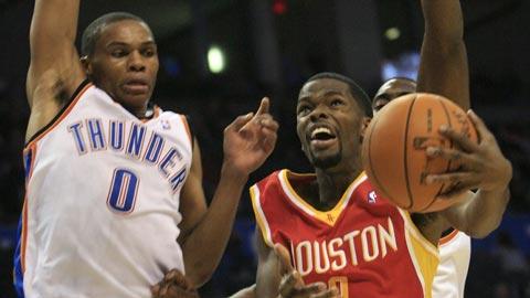 Russell Westbrook (0) ne peut empêcher Aaron Brooks de shooter.