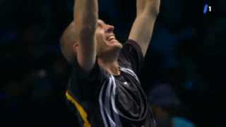 Tennis: Nikolaï Davydenko s'impose en deux sets en finale du masters de Londres face à Juan-Martin Del Potro (6-3 6-4)