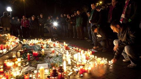 Des centaines de personnes ont rendu hommage à Robert Enke.