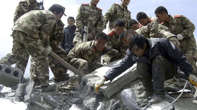 Les secouristes ont pu dégager 1045 sinistrés des décombres dans la province du Qinghai.