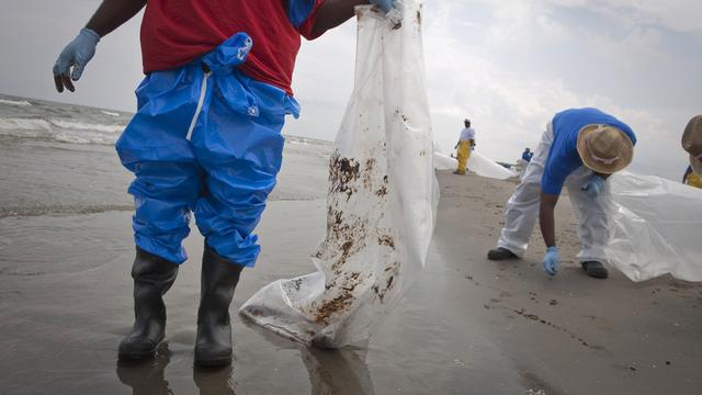 Des volontaires nettoient la plage de Grand Isle, en Louisiane.