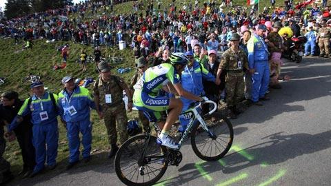 Basso était soutenu par des milliers de tifosi dans l'ascension finale.