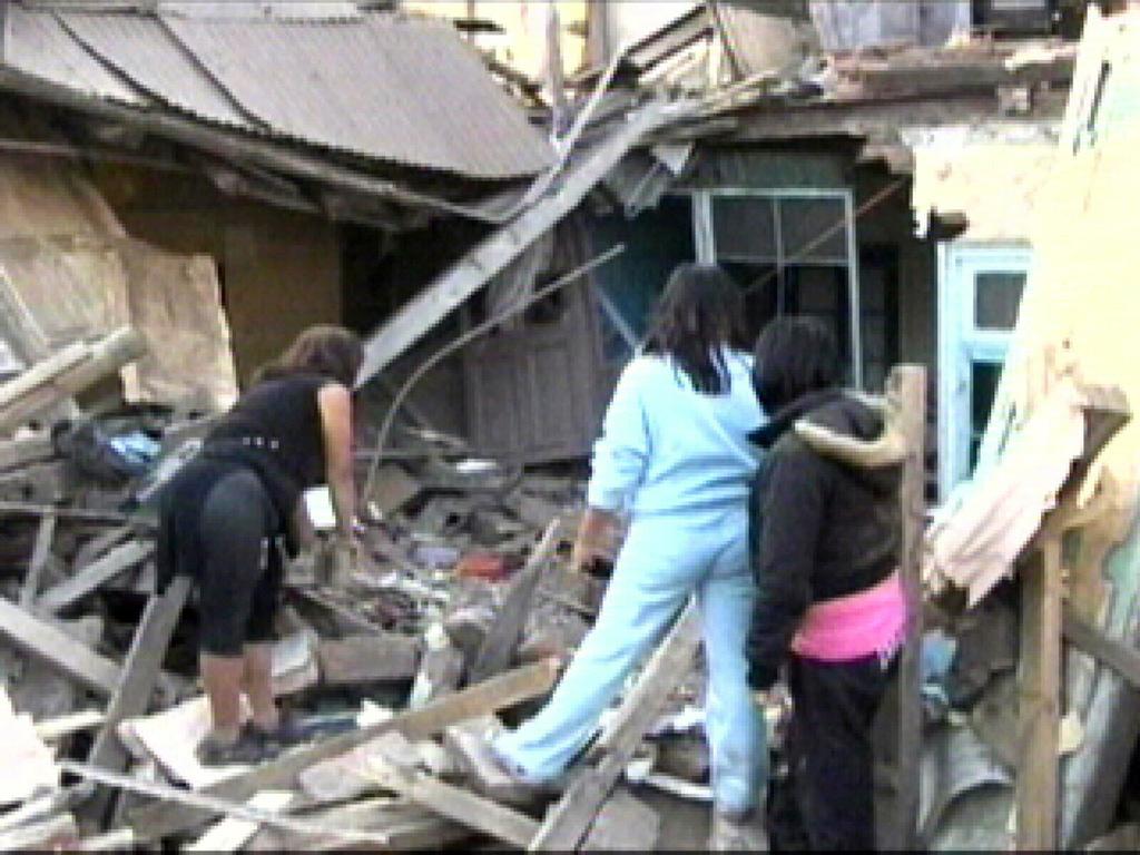 Ces habitantes de Santiago sont à la recherche de survivants dans les décombres.