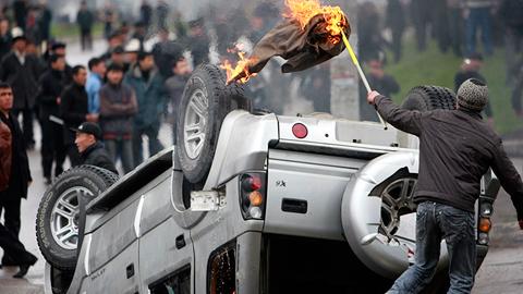 Plusieurs bâtiments ont été incendiés à Bishkek, la capitale.