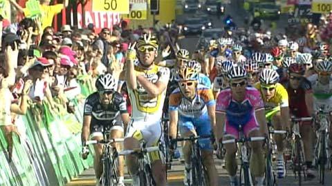 Cyclisme / Tour de Romandie: Mark Cavendish s'impose au sprint à Fribourg lors de la 2e étape avec un geste de mauvaise humeur...