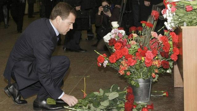 Le président Medvedev a déposé une gerbe de fleurs dans la station de métro Loubianka.