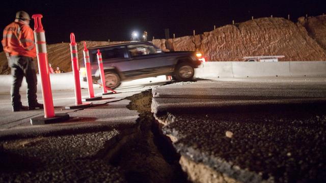 Une autoroute s'est fendue sous la puissance du séisme.