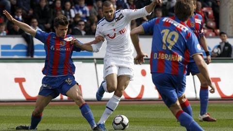 Chikhaoui est aux prises avec Stocker, le FCB aura le dernier mot.