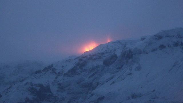 La fissure du volcan à travers laquelledes coulées de magma sont sorties se situe entre deux larges glaciers.