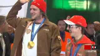 JO de Vancouver: Simon Ammann, double médaille d'or en saut à ski, et Mike Schmidt, médaille d'or en ski-cross, sont arrivés en Suisse acclamés par les fans