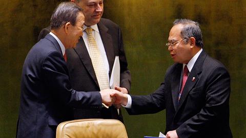 Ban Ki-moon et le président du TPN, Libran Cabactulan, en mai.