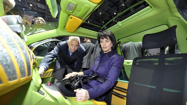 Doris Leuthard a pu tester le confort de la E-Speddster UC du constructeur suisse Rinspeed.