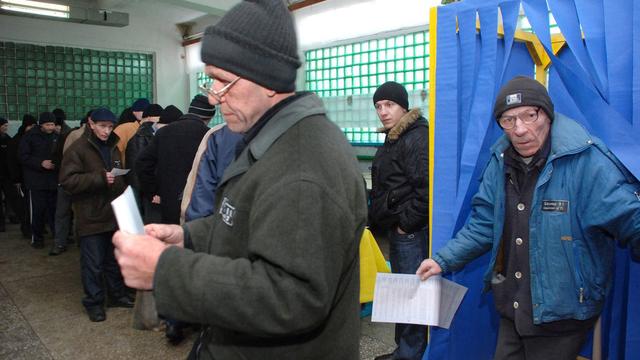 Les électeurs ukrainiens ont dû braver le froid pour aller voter dimanche.