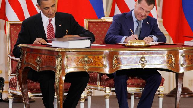 Barack Obama et Dmitri Medvedev signant l'accord à Prague jeudi.