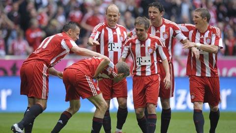 Thomas Müller, auteur d'un triplé, est félicité par ses coéquipiers.