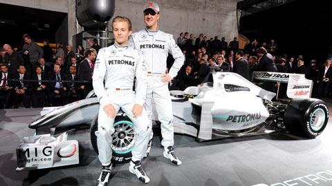 Rosberg et "Schumi" devant leur nouveau bolide.