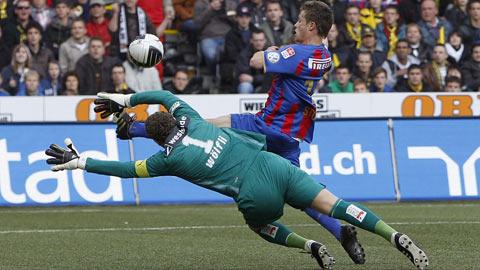 Stocker trompe Wölfli et ouvre le score pour le FC Bâle.