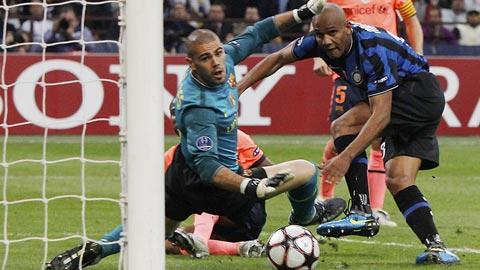 Maicon trompe Victor Valdes: c'est 2-1 pour l'Inter Milan.