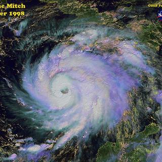L'ouragan Mitch vu à travers les yeux d'un satellite GOES.