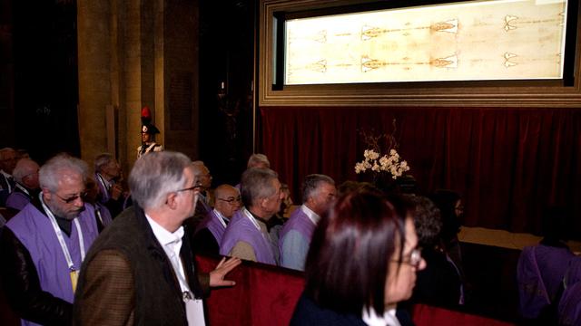 Les visiteurs se sont pressés au premier jour d'exposition du controversé tissu.