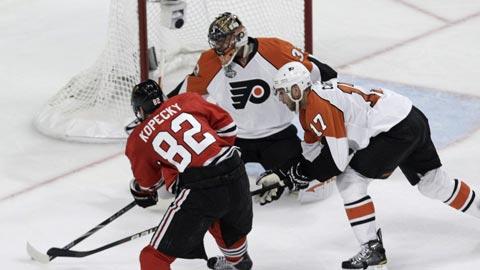 Kopecky inscrit sur cette action le but de la victoire pour Chicago.