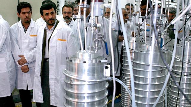 Le président iranien lors d'une visite en avril d'un site d'enrichissement nucléaire en Iran.