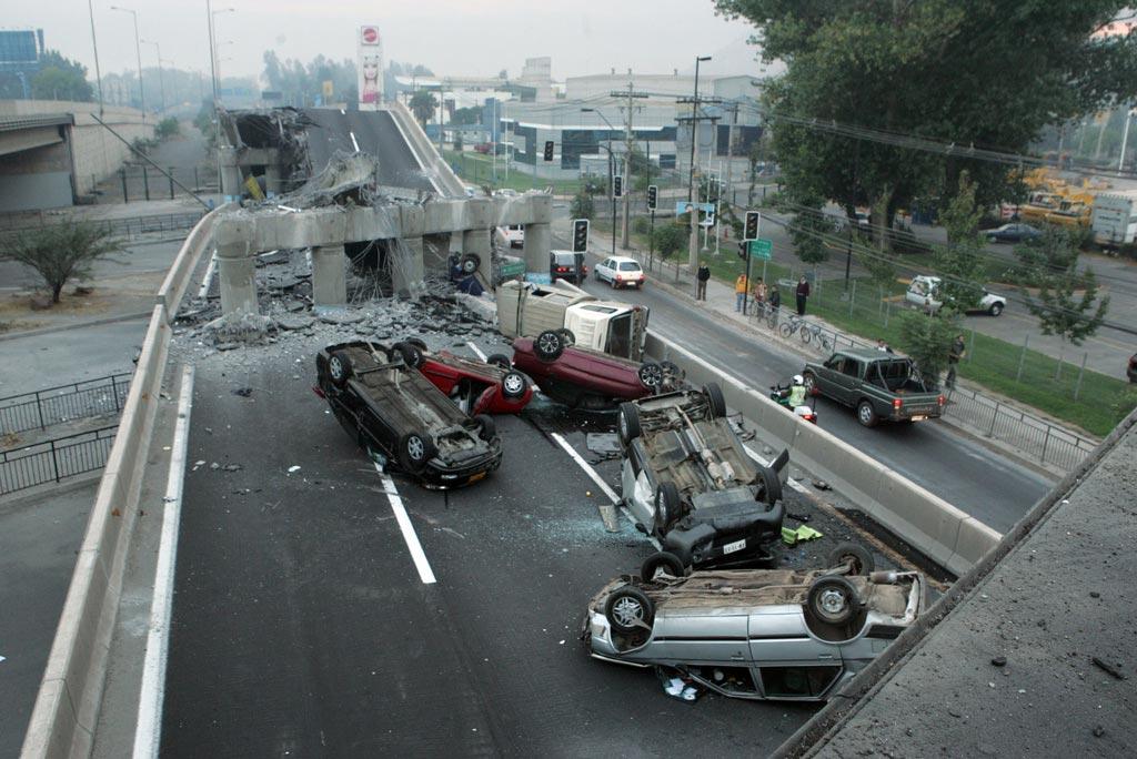 Des voitures se sont renversées dans les secousses qui ont touché la capitale Santiago.