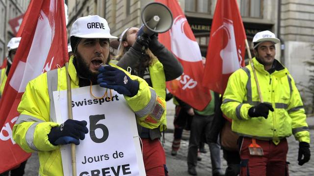 Les grévistes de Swissport ont défilé dans les rues de Genève jeudi matin.