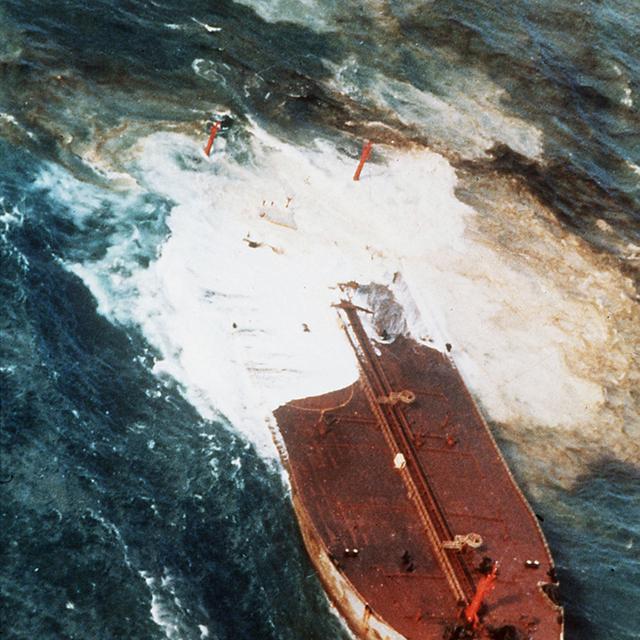 L'Amoco Cadiz, plus grand naufrage pétrolier de l'histoire.