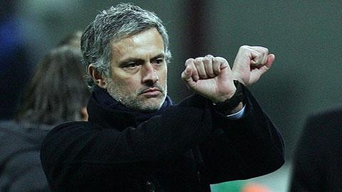 Mourinho (ici le geste qui lui a valu 3 matches!) retrouve son ex-club, Chelsea.