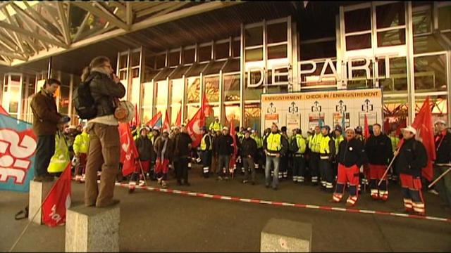 La grève avait débuté samedi après-midi devant les portes de l'aéroport.