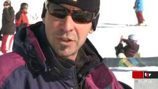Italie: des policiers surveillent les pistes de ski