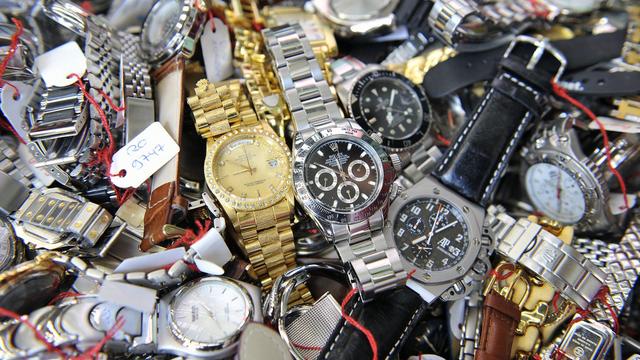 Les montres contrefaites font partie des articles saisis par la douane.