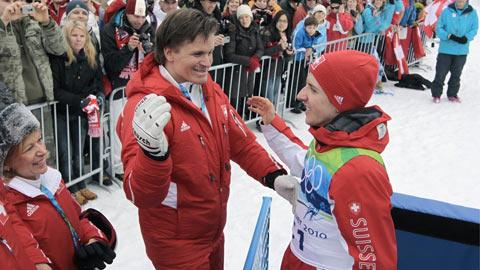 Urs Lehmann félicite Simon Ammann pour son doublé olympique.