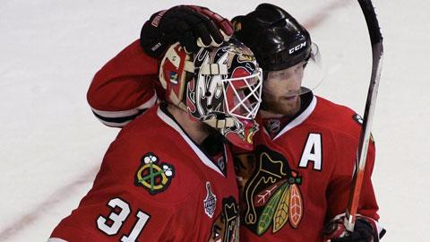 Le gardien des Blackhawks est sorti sous les ovations du public.