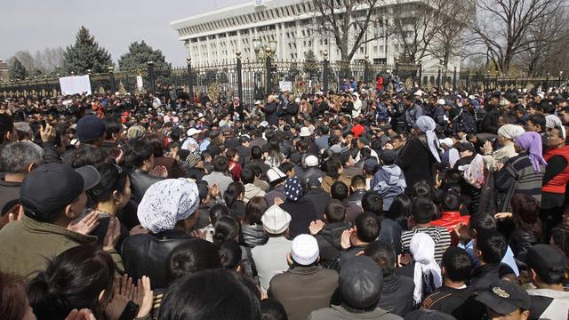 Des milliers de personnes se sont rassemblées à Bichkek pour se recueillir.