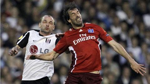 Le Fulham de Murphy (blanc) prive Van Nistelrooy d'une finale.