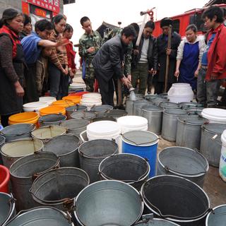Distribution d'eau dans un village de la province de Guizhou, en Chine.