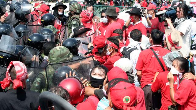 La tension monte de plus en plus à Bangkok entre les chemises rouges et l'armée thaïlandaise.