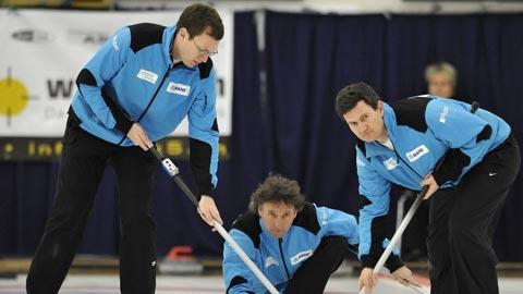 Stefan Karnusian, au centre, et ses coéquipiers visent une médaille mondiale.