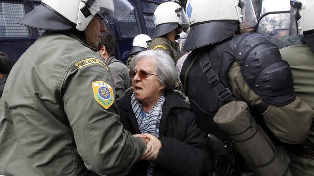 De nouvelles protestations (ici une pensionnaire) ont éclaté mercredi à l'annonce des mesures du gouvernement.