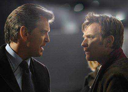 Pierce Brosnan et Ewan McGregor face à face.