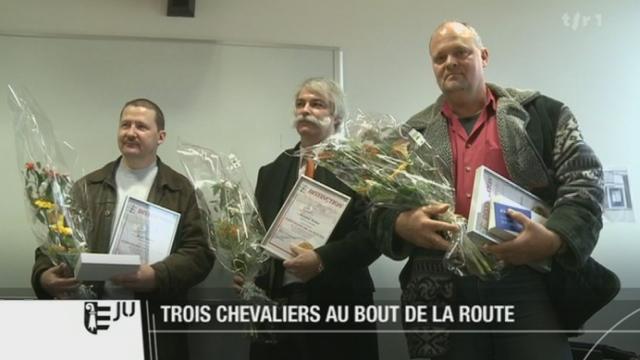 JU : trois personnes ont reçu le prix des Chevaliers de la route pour avoir secouru une automobiliste, juste avant que son véhicule accidenté ne prenne feu