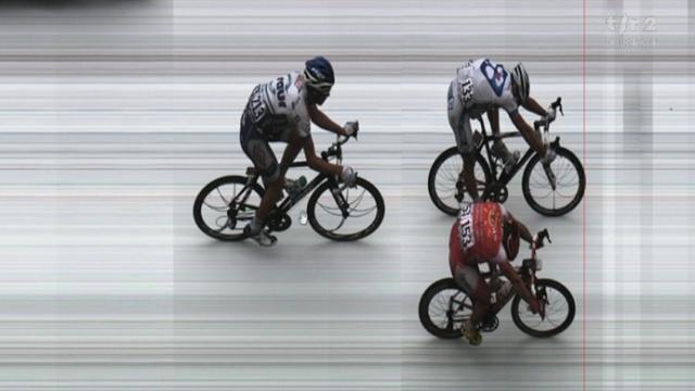 Cyclisme/Tour de France (15e étape): belle bagarre dans un sprint intermédiaire entre Cavendish, Gilbert et Roja pour les points du maillot vert à 45 kilomètres de l'arrivée.