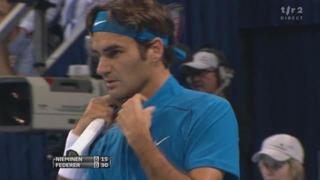 Tennis / Swiss Indoors Bâle (1/4): Roger Federer - Jarkko Nieminen (FIN). Le Susise ne laisse pas traîner les choses et réalise le break d'entrée