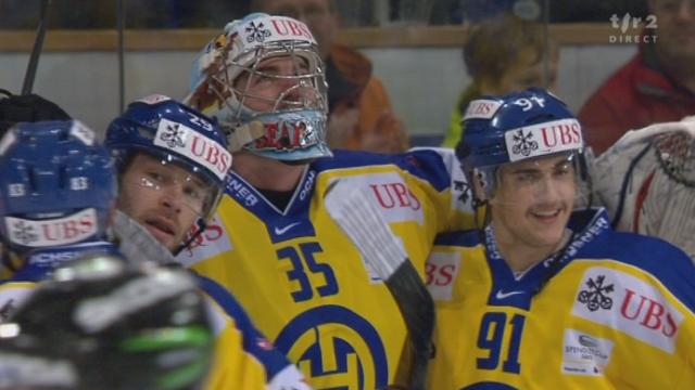Hockey / Coupe Spengler (finale): Davos - Dinamo Riga. A 27 secondes de la fin du match, les Lettons reviennent à 2-3. Suspense à 6 contre 5!