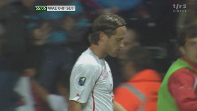 Football / Euro 2012 (éliminatoires): Pays de Galles - Suisse. Tacle assassin sur le tibia d'un Gallois. C'est le rouge direct! (55e)
